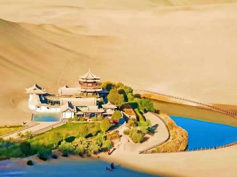 鸣沙山月牙泉