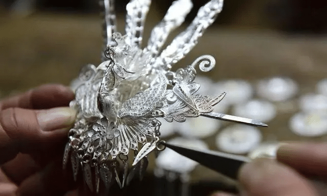 苗族银饰制作