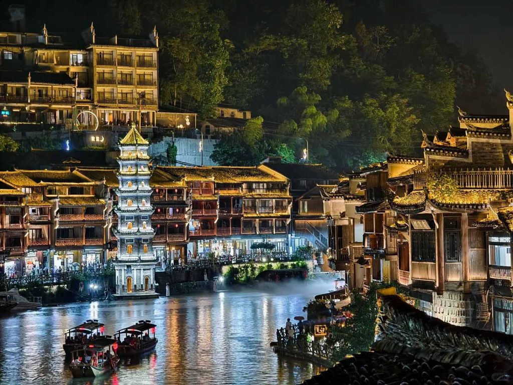 凤凰古城沱江夜游泛舟