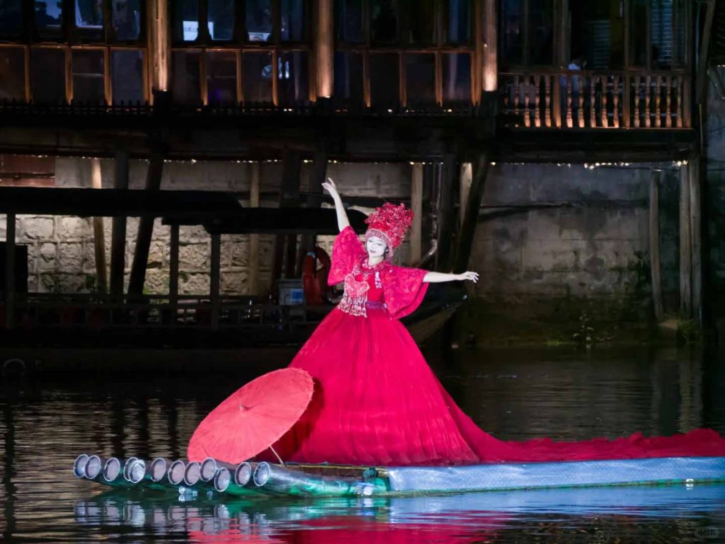 凤凰古城翠翠水上婚礼