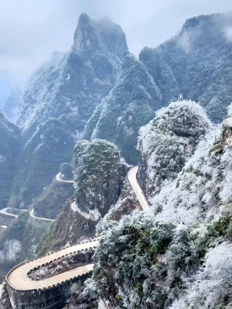 张家界天门山冬雪盘山公路